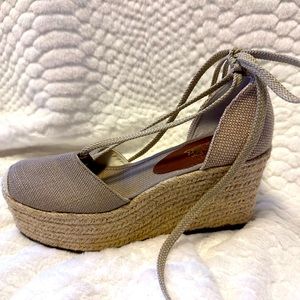 Nine West platform espadrilles - Khacki/tan with gold sparkle (EUC)